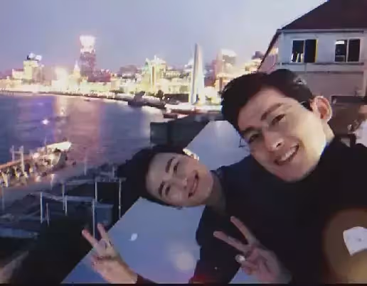 朱梓驍曬與張翰合照,開心比耶狀態好,兩人發展各不同