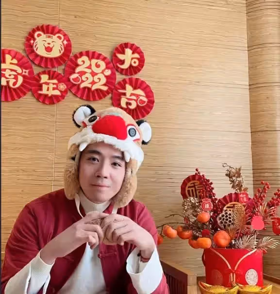 朱梓驍曬與張翰合照,開心比耶狀態好,兩人發展各不同