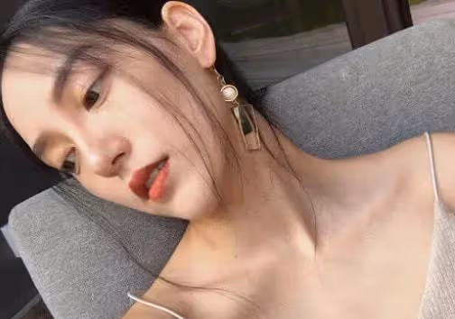 撞到豪車後，面對巨賠款，我把他帶回我獨居的家