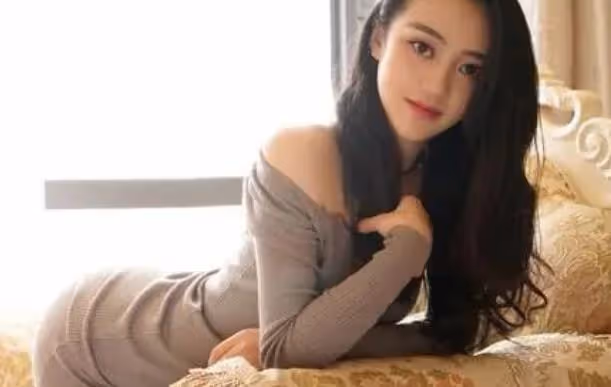 撞到豪車後，面對巨賠款，我把他帶回我獨居的家