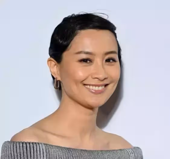 40歲前TVB花旦陳法拉現身巴黎,產後首秀身材,臉部細紋明顯