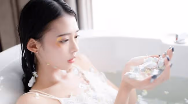 撞到豪車後，面對巨賠款，我把他帶回我獨居的家