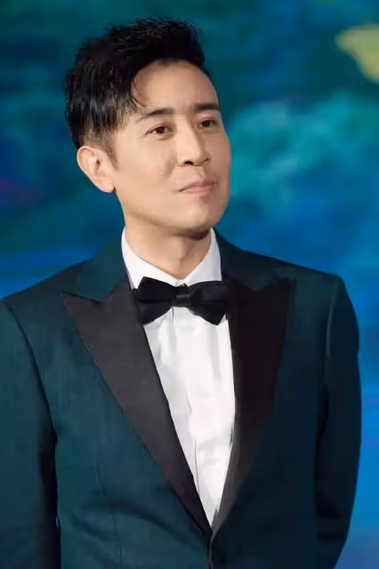 相守30年!窮小子18歲愛上鄰家女「從零拚到有」不離棄 成名後鬧緋聞「不負糟糠妻恩」讓太太很放心