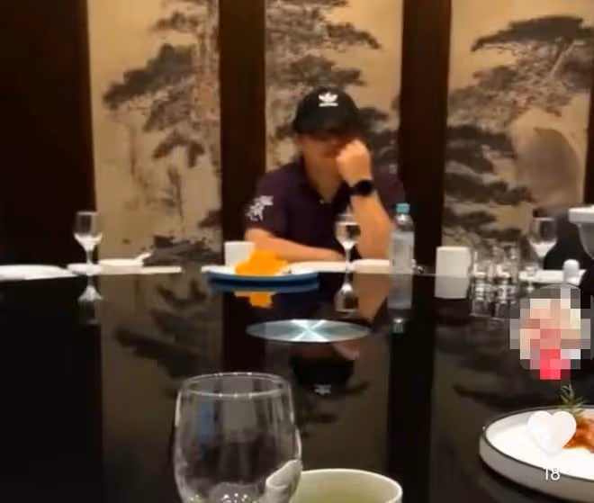 58歲劉歡現身飯局聚會被拍,身形壯碩穿戴名牌,就吃兩盤菜不講究
