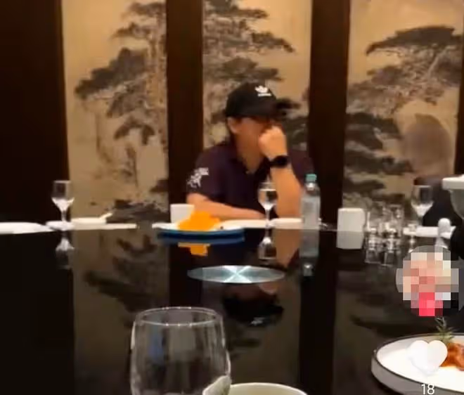 58歲劉歡現身飯局聚會被拍,身形壯碩穿戴名牌,就吃兩盤菜不講究