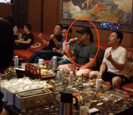 58歲劉歡現身飯局聚會被拍,身形壯碩穿戴名牌,就吃兩盤菜不講究