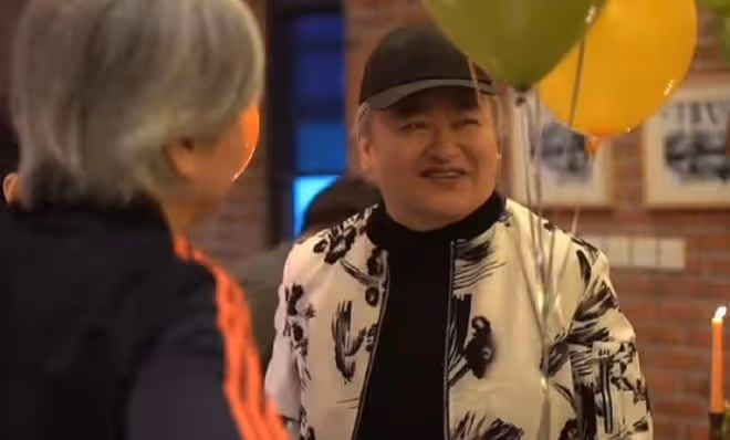 58歲劉歡現身飯局聚會被拍,身形壯碩穿戴名牌,就吃兩盤菜不講究