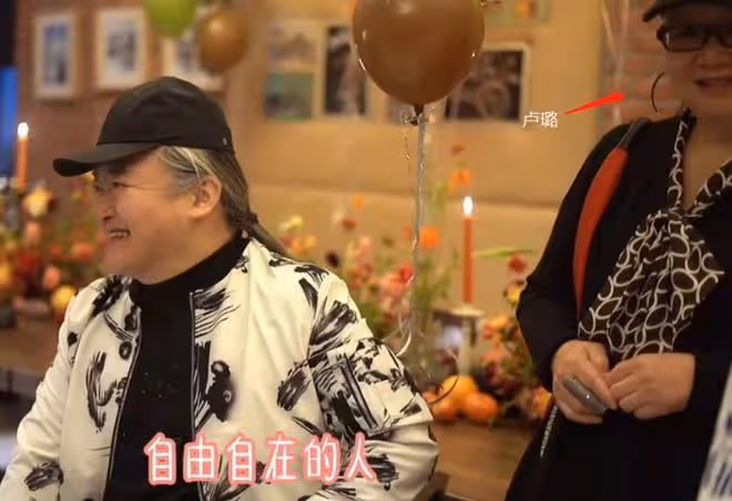 58歲劉歡現身飯局聚會被拍,身形壯碩穿戴名牌,就吃兩盤菜不講究