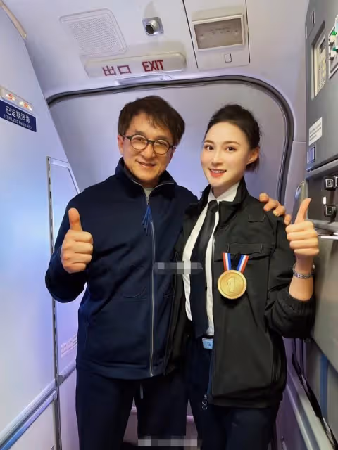 67歲成龍和空姐親密合影,索要地址電話惹爭議,女方超高顏值搶眼