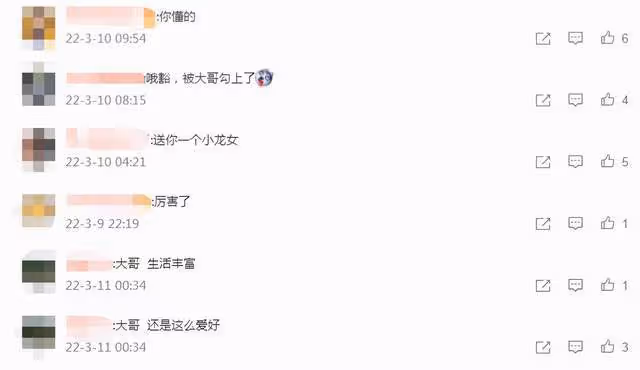 67歲成龍和空姐親密合影,索要地址電話惹爭議,女方超高顏值搶眼