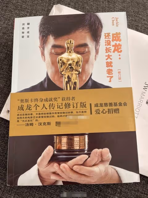 67歲成龍和空姐親密合影,索要地址電話惹爭議,女方超高顏值搶眼
