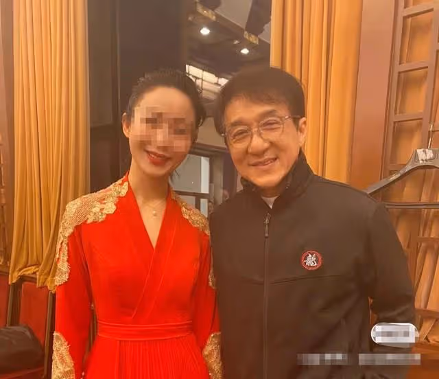 67歲成龍和空姐親密合影,索要地址電話惹爭議,女方超高顏值搶眼