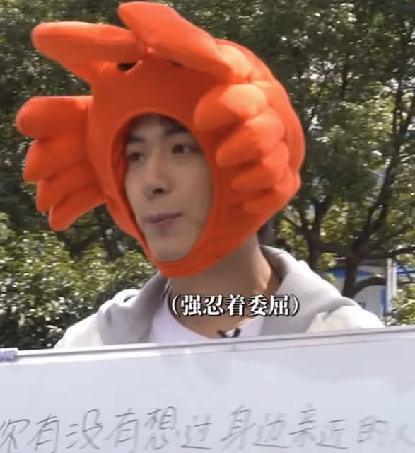 23歲男星街邊舉牌宣傳電影,低頭彎腰太卑微,被路人拒絕仍不放棄