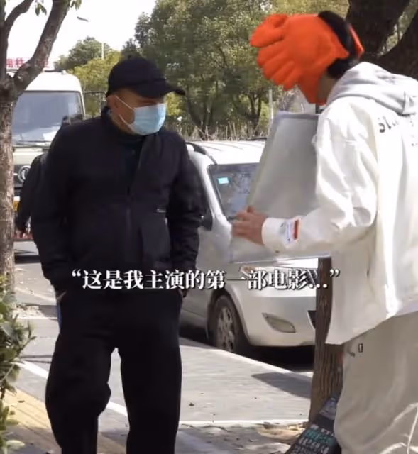 23歲男星街邊舉牌宣傳電影,低頭彎腰太卑微,被路人拒絕仍不放棄