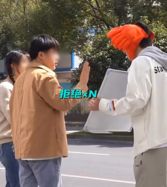 23歲男星街邊舉牌宣傳電影，低頭彎腰太卑微，被路人拒絕仍不放棄