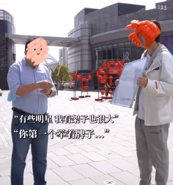 23歲男星街邊舉牌宣傳電影，低頭彎腰太卑微，被路人拒絕仍不放棄
