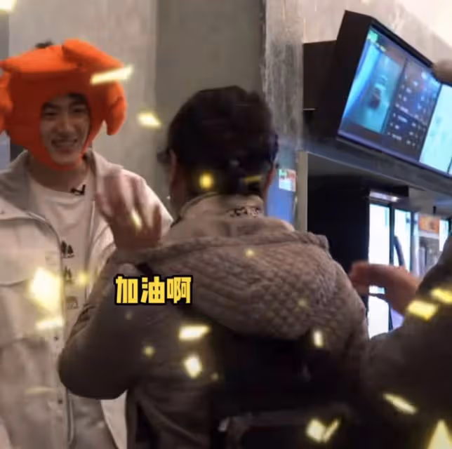 23歲男星街邊舉牌宣傳電影，低頭彎腰太卑微，被路人拒絕仍不放棄