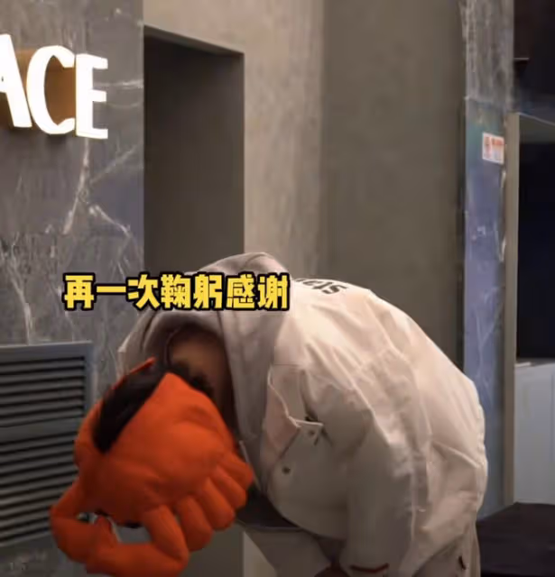 23歲男星街邊舉牌宣傳電影，低頭彎腰太卑微，被路人拒絕仍不放棄
