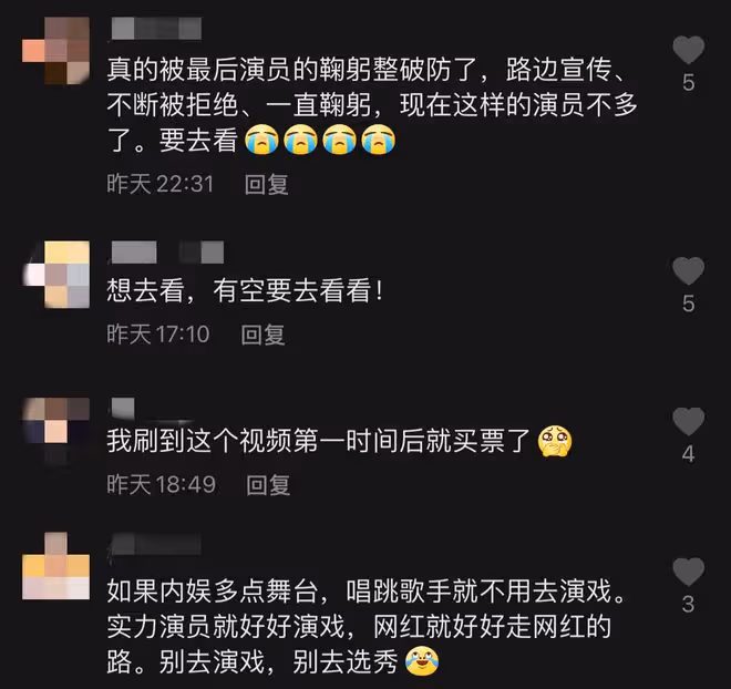 23歲男星街邊舉牌宣傳電影，低頭彎腰太卑微，被路人拒絕仍不放棄