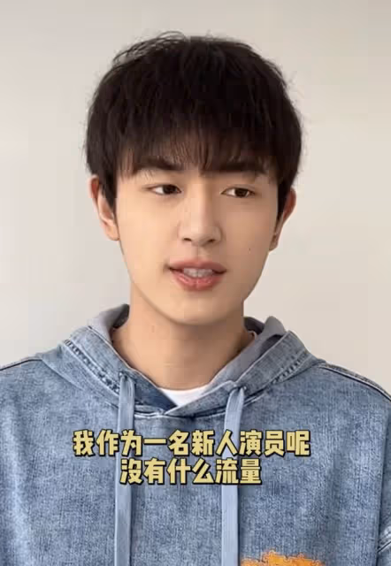 23歲男星街邊舉牌宣傳電影，低頭彎腰太卑微，被路人拒絕仍不放棄