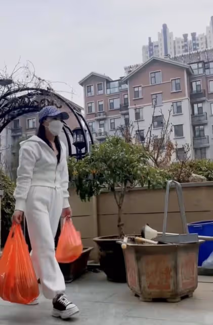 太感人!草帽姐老公前女友登門道謝,雙手提滿禮物院中長跪不起