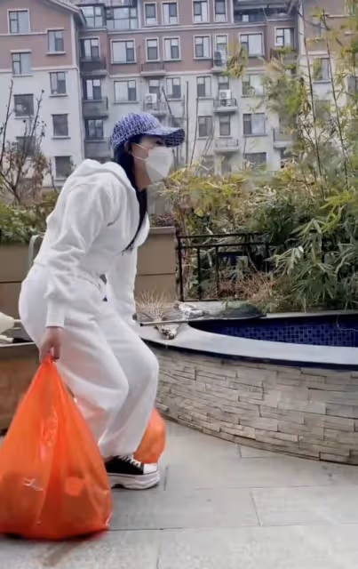太感人!草帽姐老公前女友登門道謝,雙手提滿禮物院中長跪不起