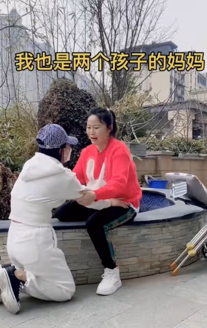 太感人!草帽姐老公前女友登門道謝,雙手提滿禮物院中長跪不起