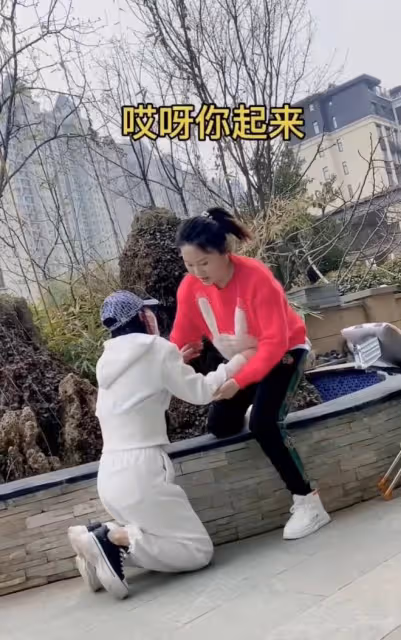 太感人!草帽姐老公前女友登門道謝,雙手提滿禮物院中長跪不起