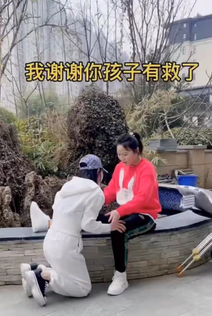 太感人!草帽姐老公前女友登門道謝,雙手提滿禮物院中長跪不起