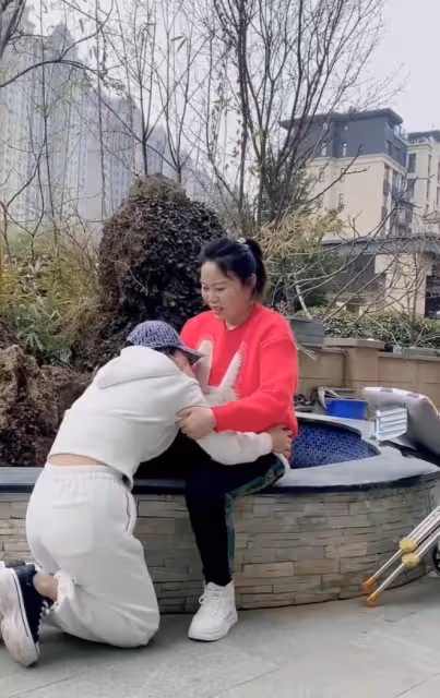 太感人!草帽姐老公前女友登門道謝,雙手提滿禮物院中長跪不起
