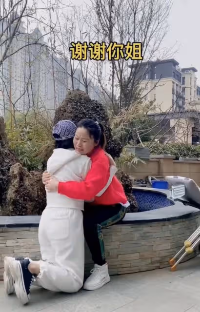 太感人！草帽姐老公前女友登門道謝，雙手提滿禮物院中長跪不起