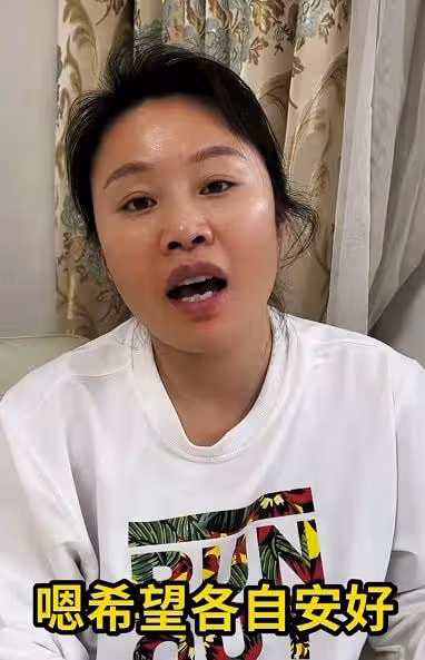 太感人！草帽姐老公前女友登門道謝，雙手提滿禮物院中長跪不起