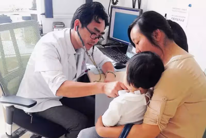 善意就在身邊!寶媽獨自一人「帶1歲兒住院」將孩放床上後去洗漱,匆忙回來意外撞見「房內畫面」瞬間紅了眼