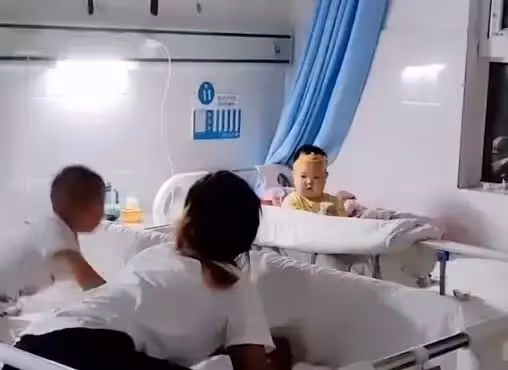 善意就在身邊!寶媽獨自一人「帶1歲兒住院」將孩放床上後去洗漱,匆忙回來意外撞見「房內畫面」瞬間紅了眼