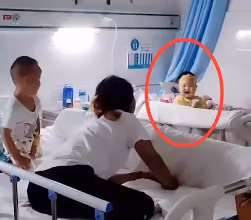 善意就在身邊!寶媽獨自一人「帶1歲兒住院」將孩放床上後去洗漱,匆忙回來意外撞見「房內畫面」瞬間紅了眼
