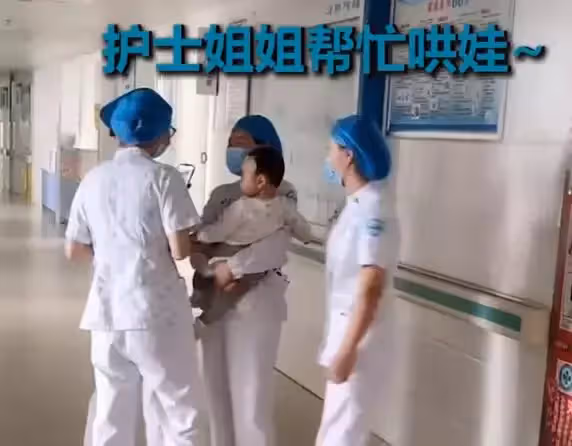 善意就在身邊!寶媽獨自一人「帶1歲兒住院」將孩放床上後去洗漱,匆忙回來意外撞見「房內畫面」瞬間紅了眼
