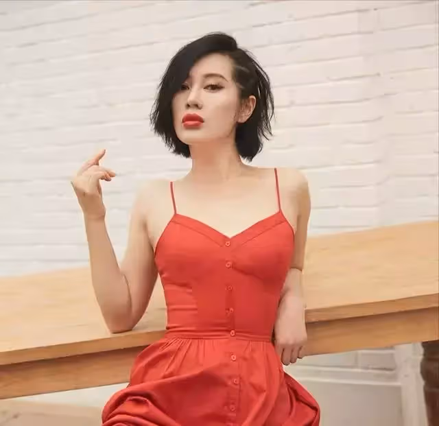 男看鼻子女看嘴?8位厚嘴唇女星,用實力證明「香腸嘴」跟丑無關