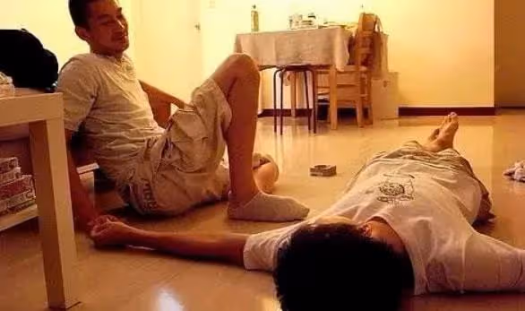 酒後斷片我被一個男人睡了，只記得他趴在我的身上，弄疼我了