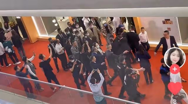 高圓圓現身商演太震撼!近百人手忙腳亂迎入場,反被同場主持艷壓
