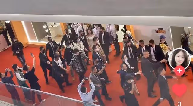 高圓圓現身商演太震撼!近百人手忙腳亂迎入場,反被同場主持艷壓