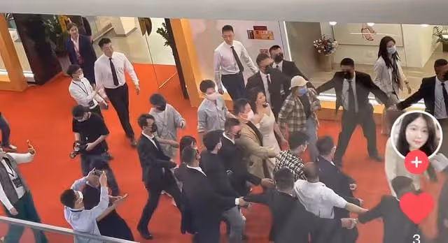 高圓圓現身商演太震撼!近百人手忙腳亂迎入場,反被同場主持艷壓
