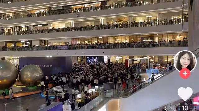 高圓圓現身商演太震撼!近百人手忙腳亂迎入場,反被同場主持艷壓
