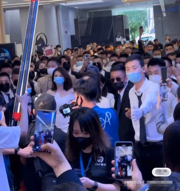 高圓圓現身商演太震撼!近百人手忙腳亂迎入場,反被同場主持艷壓