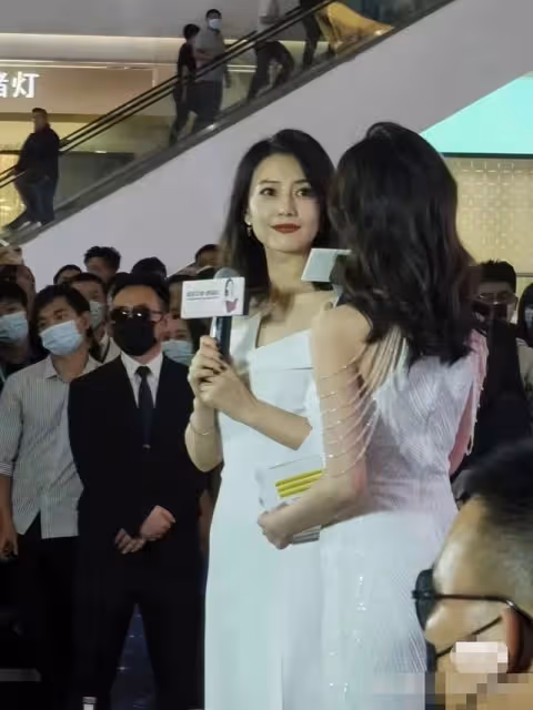 高圓圓現身商演太震撼！近百人手忙腳亂迎入場，反被同場主持艷壓