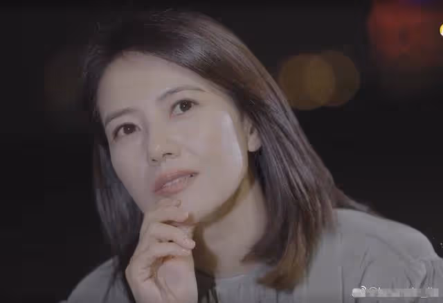 高圓圓現身商演太震撼！近百人手忙腳亂迎入場，反被同場主持艷壓