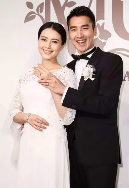高圓圓現身商演太震撼！近百人手忙腳亂迎入場，反被同場主持艷壓