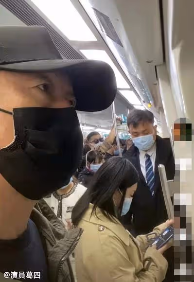 58歲戲骨乘北京地鐵上班,人太多被擠到快貼門,全程自拍無人認出