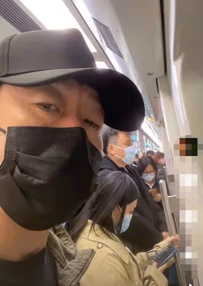 58歲戲骨乘北京地鐵上班,人太多被擠到快貼門,全程自拍無人認出