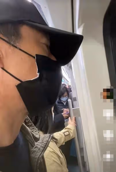 58歲戲骨乘北京地鐵上班,人太多被擠到快貼門,全程自拍無人認出