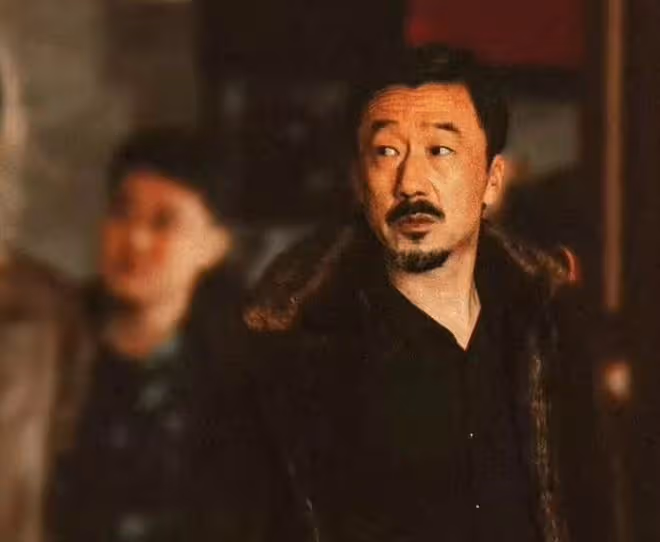 58歲戲骨乘北京地鐵上班,人太多被擠到快貼門,全程自拍無人認出